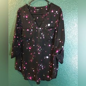 Torrid black starry blouse size 1 black light friendly